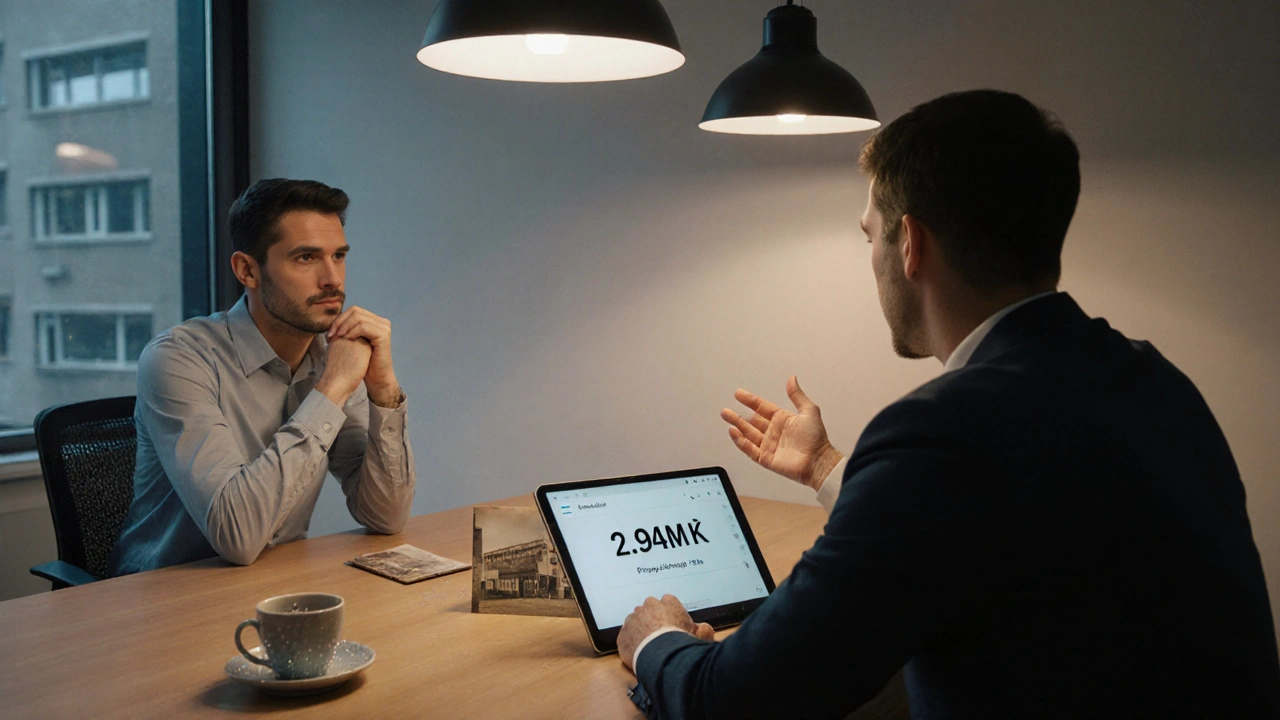 Kupující a prodávající se setkávají v kanceláři, aktivně naslouchají a diskutují o ceně nemovitosti.